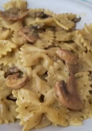 Foto di Farfalle pesto e funghi