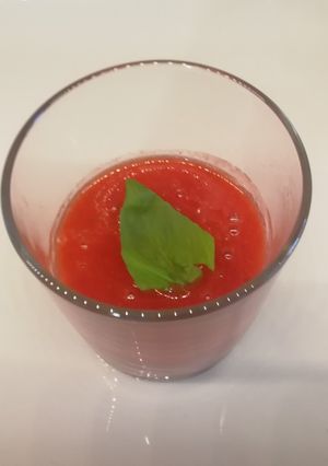 Une photo de Soupe froide fraise basilique