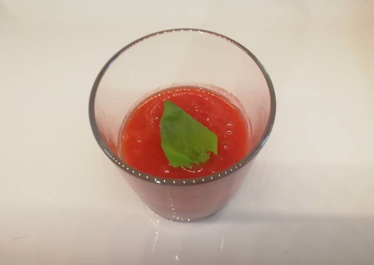 Soupe froide fraise basilique