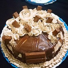 A picture of Kitkat Chocolate cake.