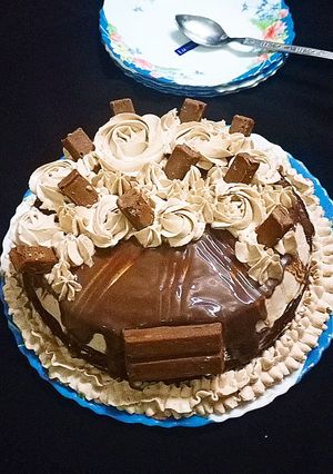 A picture of Kitkat Chocolate cake.