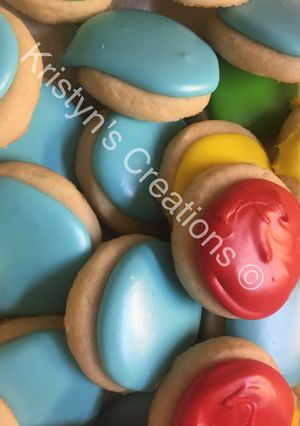 A picture of Royal Icing (for decorating cookies).