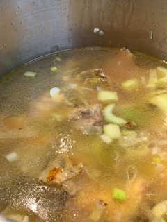 Una foto de Caldo de Pollo de Corral