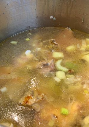 Una foto de Caldo de Pollo de Corral
