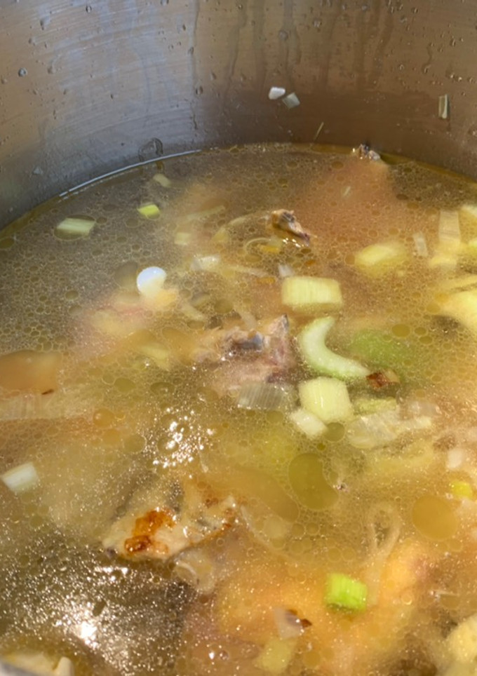 Una foto de Caldo de Pollo de Corral
