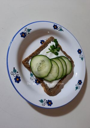 Une photo de Healthy toast fromage concombre 🍞 🧀 🥒