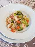 Orzo con gamberetti e verdure