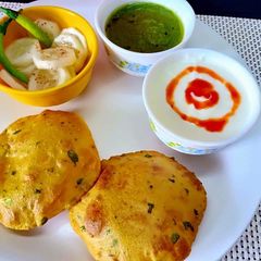 A picture of Masala aaloo puri with dhaniya moongfali chutney.