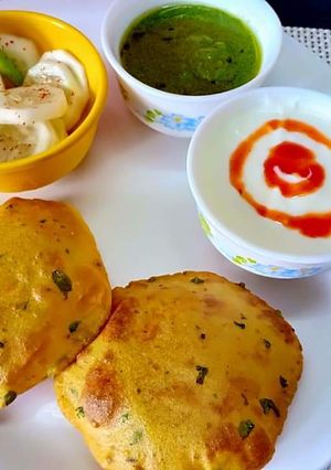 A picture of Masala aaloo puri with dhaniya moongfali chutney.
