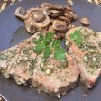 Rodajas de atún a la plancha aliñadas y champiñones