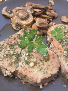 Una foto de Rodajas de atún a la plancha aliñadas y champiñones