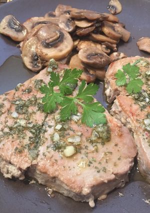Una foto de Rodajas de atún a la plancha aliñadas y champiñones