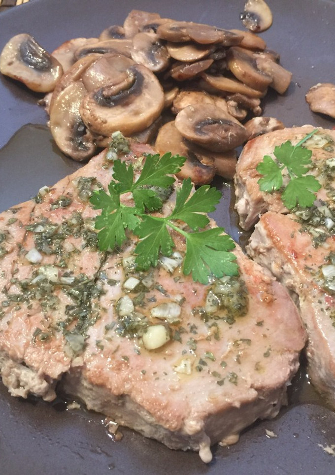Una foto de Rodajas de atún a la plancha aliñadas y champiñones