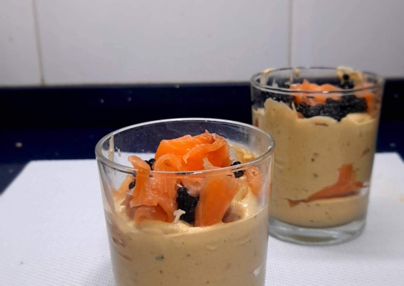 Chupito de crema de aguacate con salmón