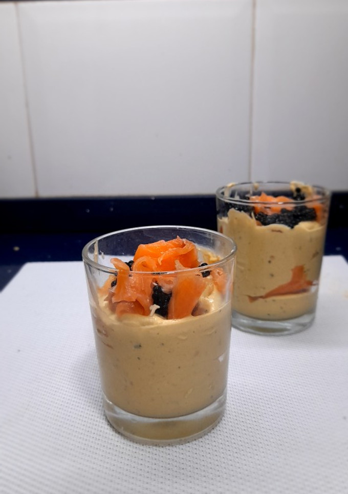 Una foto de Chupito de crema de aguacate con salmón