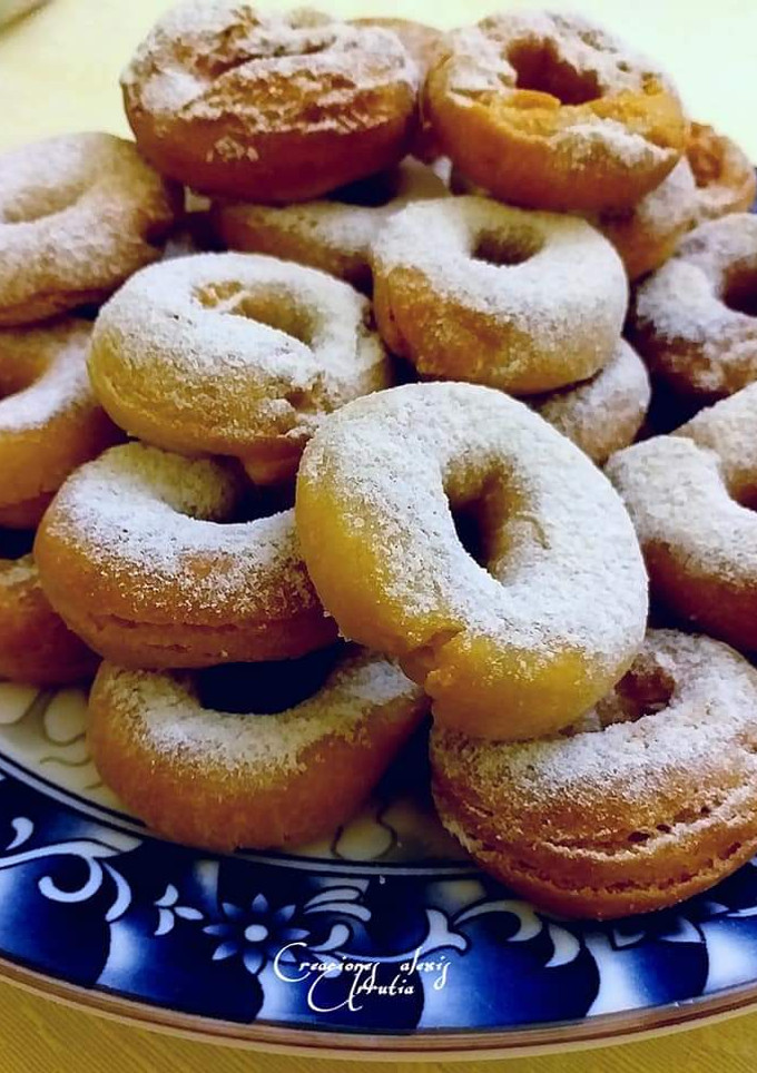 Una foto de Roscos de matalahúva con azúcar glasé de Canela y vainilla