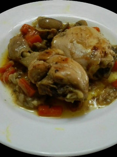 Una foto de Pollo con verdura en su jugo