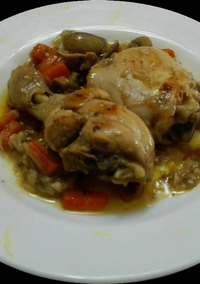 Una foto de Pollo con verdura en su jugo