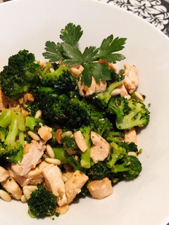 Foto di Fit Bowl di salmone al sesamo grigliato, broccoli e pinoli tosta