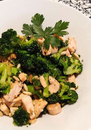 Foto di Fit Bowl di salmone al sesamo grigliato, broccoli e pinoli tosta