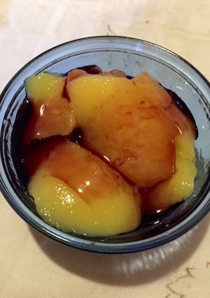 Una foto de Postre de naranja con almíbar de vino tinto 🥰