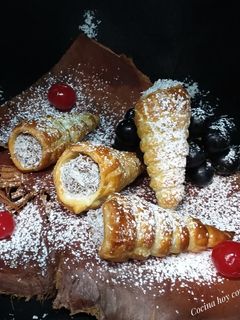 Una foto de Cañoncitos de masa de hojaldre, rellenos con dulce de leche