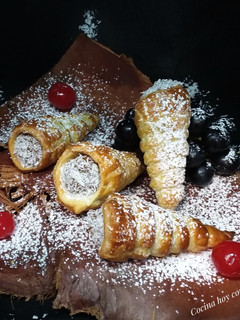 Una foto de Cañoncitos de masa de hojaldre, rellenos con dulce de leche