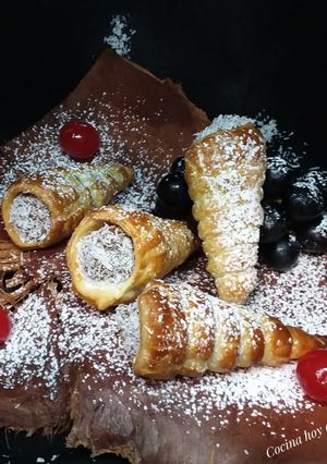 Una foto de Cañoncitos de masa de hojaldre, rellenos con dulce de leche