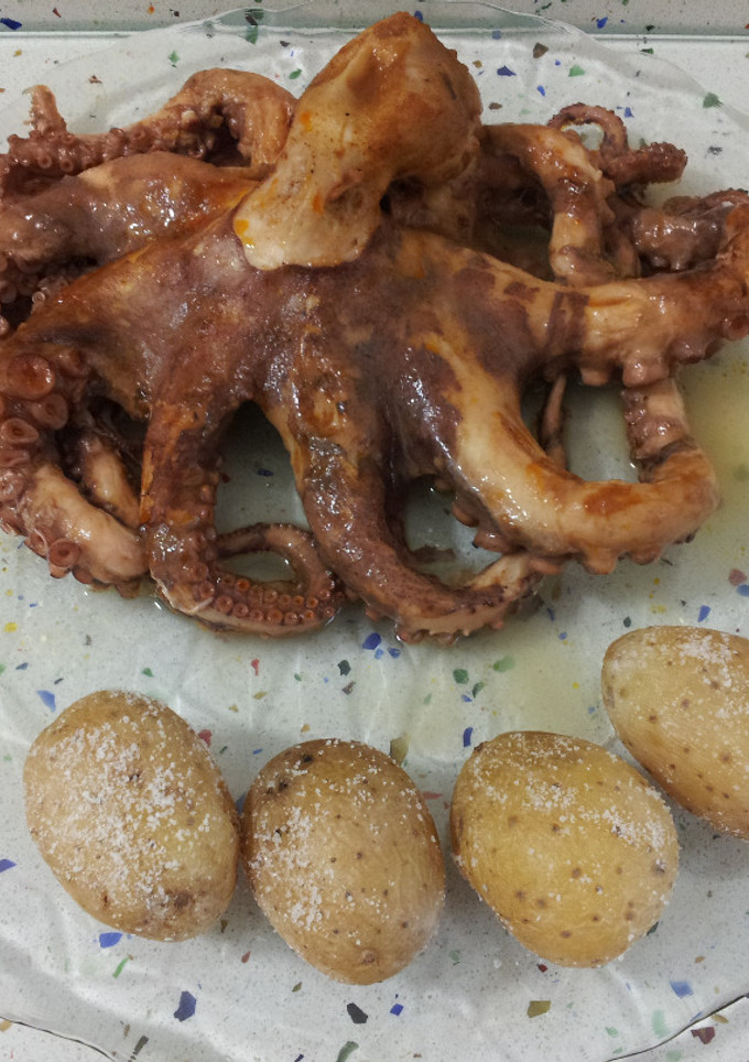 Una foto de Pulpo en salsa