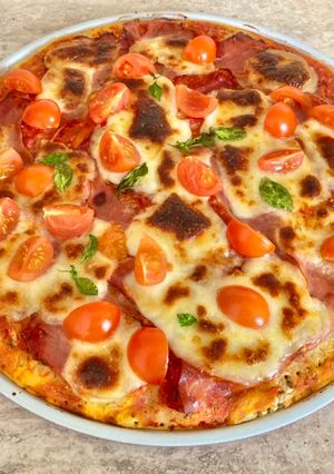 Fekete-erdei sonkás pizza gluténmentesen recept fotója