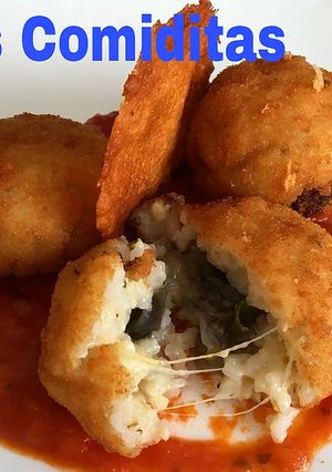 Una foto de Arancini con berenjena, salsa napolitana y teja de queso parmesano+