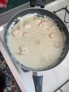 Una foto de Salsa Blanca con Camarones