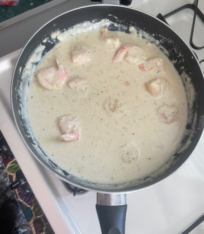 Una foto de Salsa Blanca con Camarones