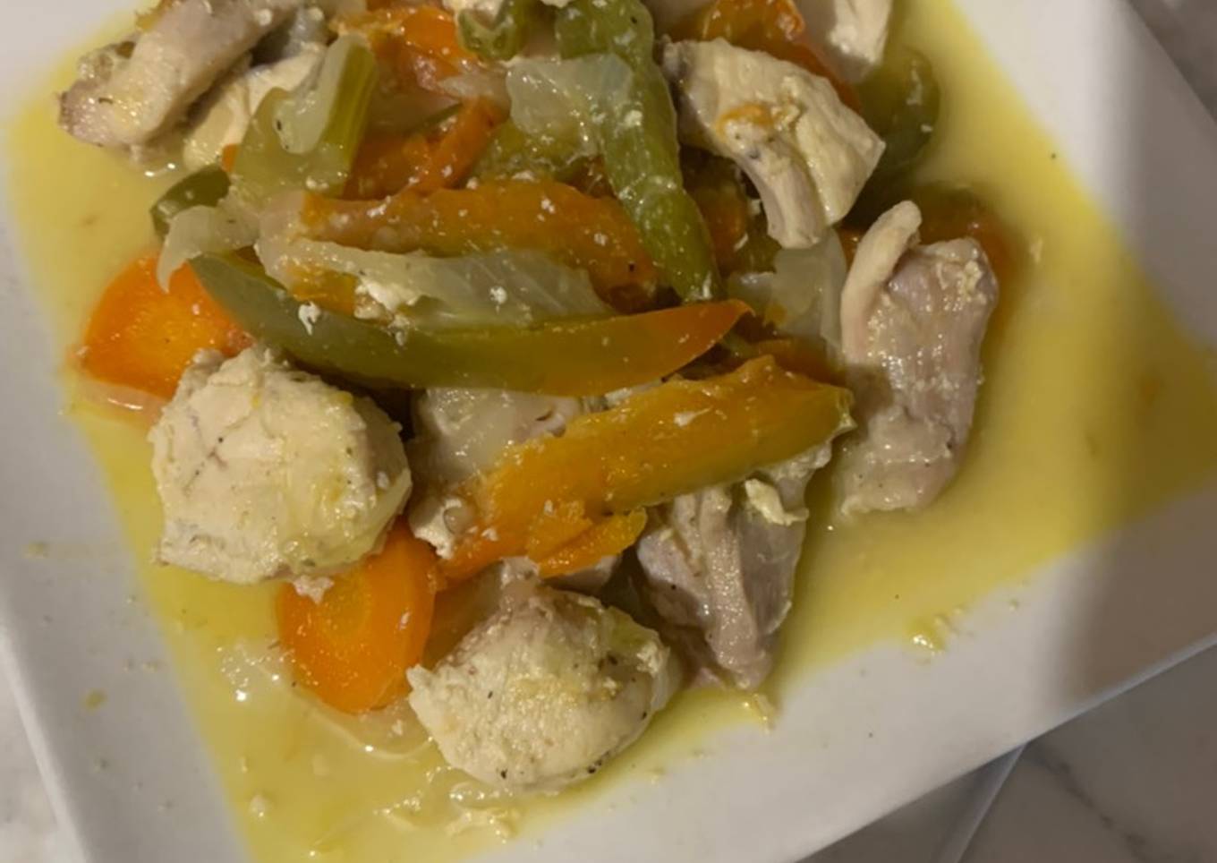 Pollo con verduras al vino blanco