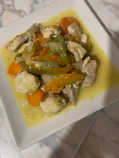 Una foto de Pollo con verduras al vino blanco
