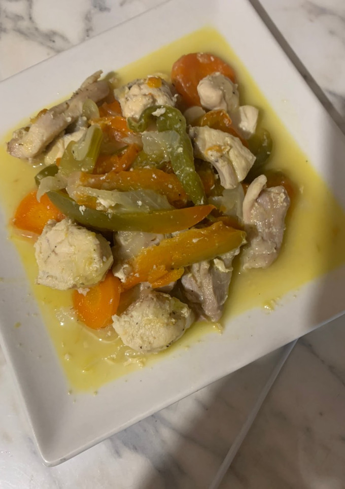 Una foto de Pollo con verduras al vino blanco