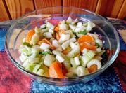 Una foto de ensalada apio manzana