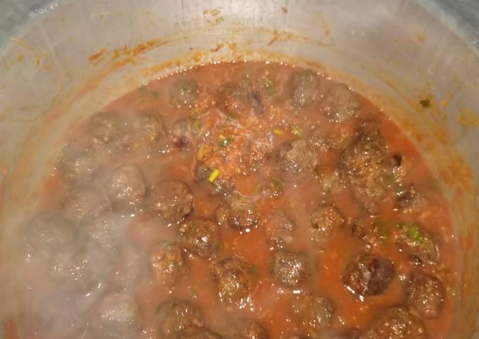 Meatballs in tomato sauce