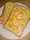 ขนมปังปิ้งหน้าไข่ปูอัด (Toast Topped with Egg and Crab Sticks)