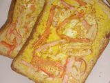 ขนมปังปิ้งหน้าไข่ปูอัด (Toast Topped with Egg and Crab Sticks)