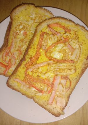 รูปของ ขนมปังปิ้งหน้าไข่ปูอัด (Toast Topped with Egg and Crab Sticks)