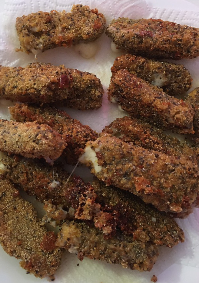 Una foto de Bastones de muzzarella con dips