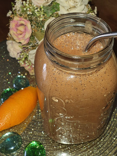 Una foto de Licuado saludable de chocolate, naranja y apio smoothie