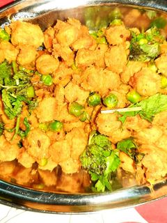 सोयाबीन बड़ी विथ मटर (Soyabean badi with matar recipe in Hindi) रेसिपी मुख्य फोटो