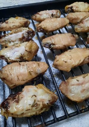 Una foto de Alitas de pollo con tomillo y romero (al horno)