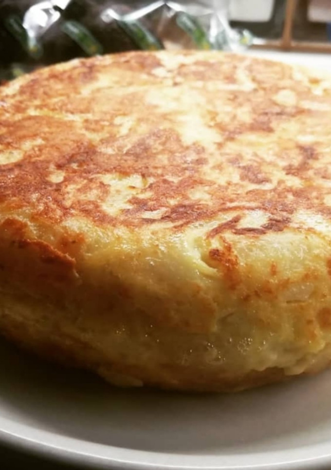 Una foto de Tortilla de patatas con cebolla