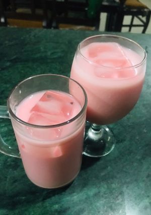 A picture of Roohafza shake.