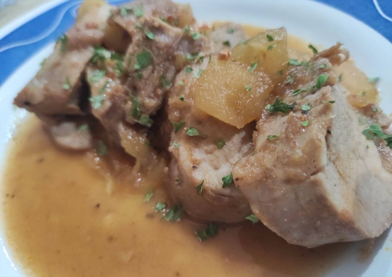 Solomillo de Cerdo en Papillote con Salsa Barbacoa, Miel y Frutitas