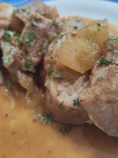Una foto de Solomillo de Cerdo en Papillote con Salsa Barbacoa, Miel y Frutitas