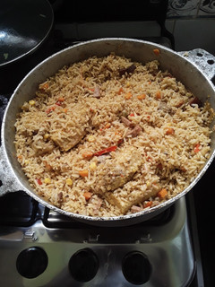 Una foto de Arroz con jamón, pescado y vegetales